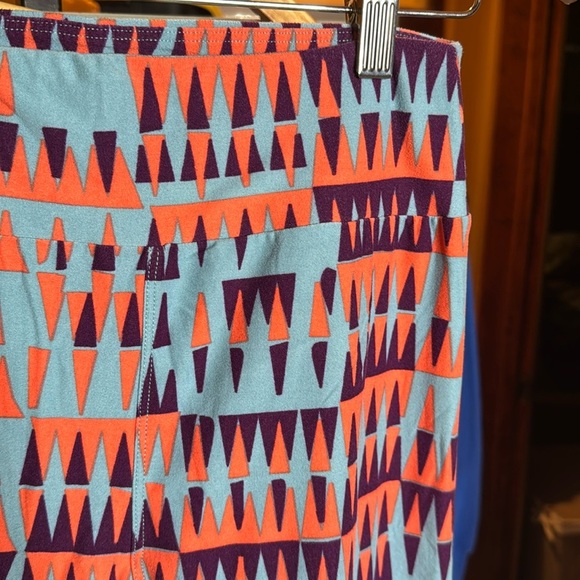 NWOT LuLaRoe Geometric Blue Coral Purple Leggings Size OS (2-10) - Picture 2 of 5